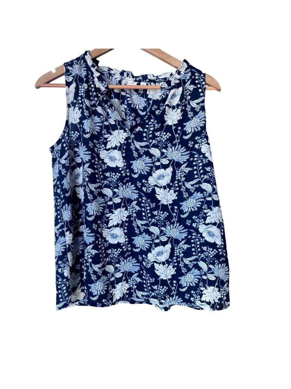 GAP ladies blouse,NWT, navy floral ,size medium, summer, lightweight